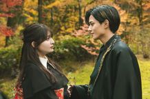 玲夜と柚子が鬼のアイコンでもある黒の衣裳に身を包み、幻想的な紅葉の中で愛おしそうに見つめ合う場面写真