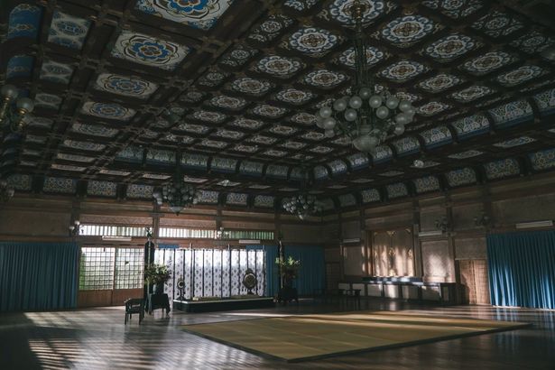 【写真を見る】鬼龍院家の重厚な屋敷をとらえたものなど、世界観が光る場面写真、メイキング映像が解禁に