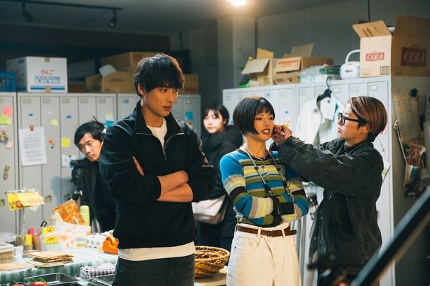 スタンバイ中の福士蒼汰と石井杏奈