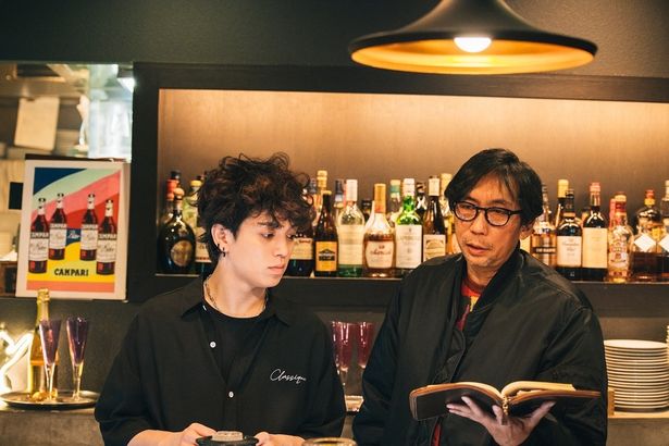 【写真を見る】真剣に言葉を交わす宮近海斗(Travis Japan)と行定勲