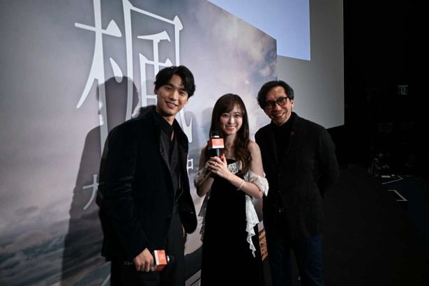 北村岬が撮影した福士蒼汰、福原遥、行定勲の3ショット