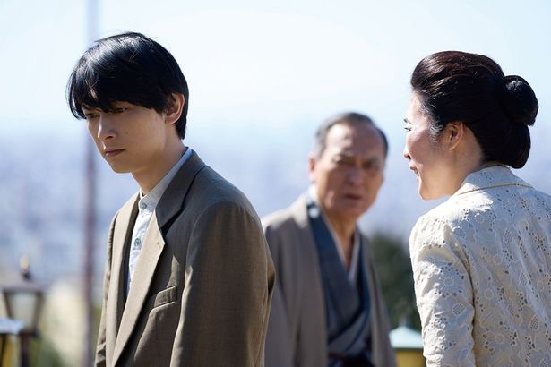 消息不明となった俊介に代わり、花井家一門を守ることになった喜久雄