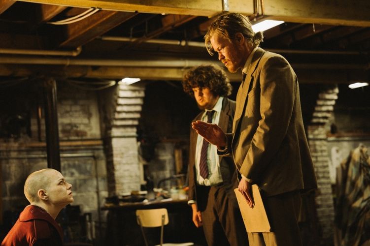 誘拐劇の始まりや犯人の素性を写した場面写真『ブゴニア』ランティモス監督がエマ・ストーンを絶賛するコメントも