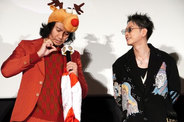 石の入ったペンダントを披露