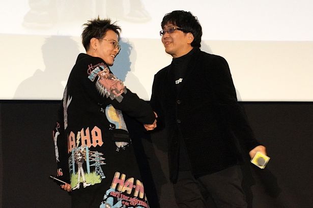 がっちりと握手を交わした