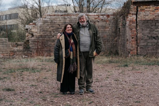 ルーシーに「ゲットーの壁を見に行こう」と提案するエデク