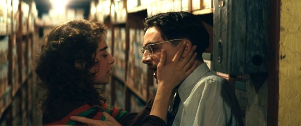 夫のいる女性と関係を持ってしまう(『マーティ・シュプリーム 世界をつかめ』)