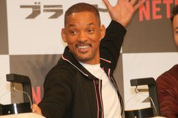 『ブライト』の会見中、ウィル・スミスが笑顔でスタッフのお手伝い