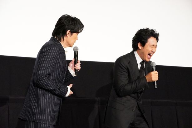 【写真を見る】福山雅治＆大泉洋、息ぴったりの掛け合いは爆笑の連続！