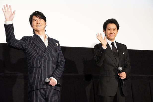 大歓声に手を振って応えた