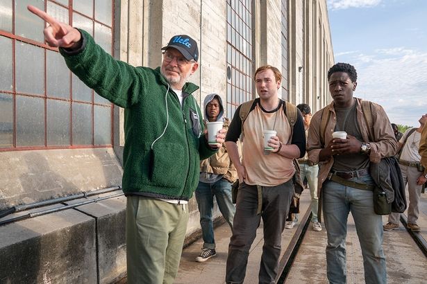 本作の監督を務めたのは「ハンガー・ゲーム」シリーズのフランシス・ローレンス(写真左)