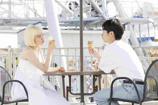 【写真を見る】増村宏(前田旺志郎)と望月瑠美(アオイヤマダ)の遊園地デートシーン