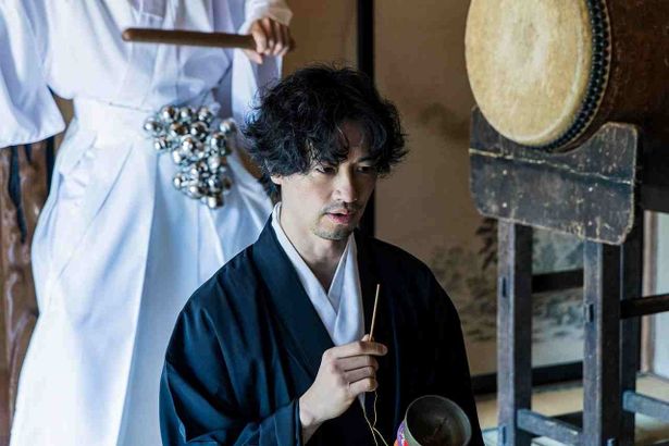 物々しい雰囲気の江野光聲(斎藤工)