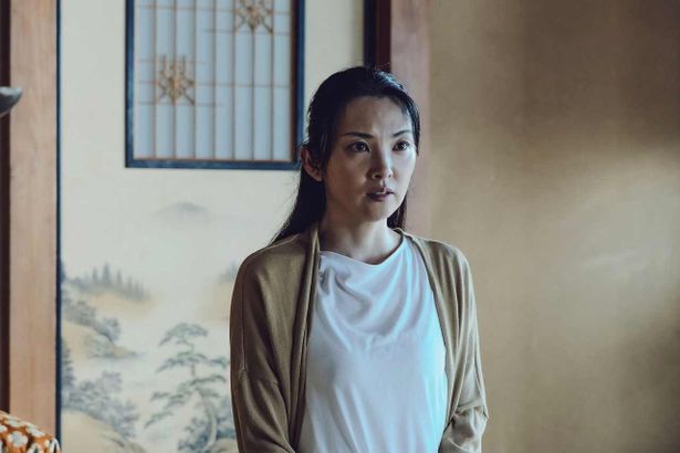 神妙な面持ちの玲子(田中麗奈)