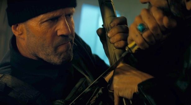 ステイサム演じるレヴォンは確実に敵を血祭りに上げていく(『ワーキングマン』)