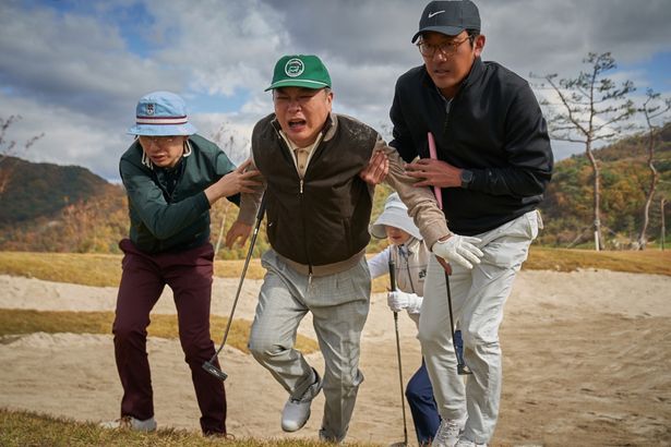 なにかから逃げるようにジョンウとドンフィがウィソンの腕をとるシーン