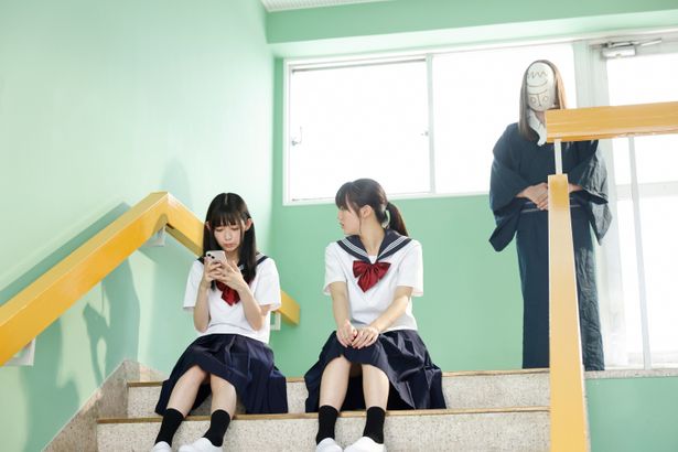 学校でも家でも、常に美咲の後ろに佇む、お面姿の神様(『とれ！』)