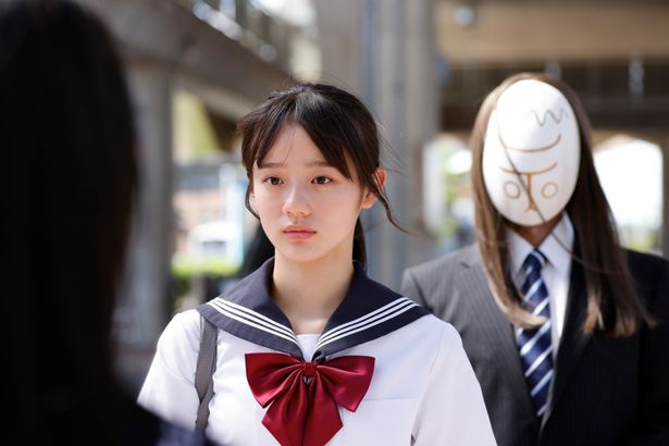 【写真を見る】美咲は、親友の皐月と共に廃墟を訪れてから“神様”が憑くようになってしまう(『とれ！』)