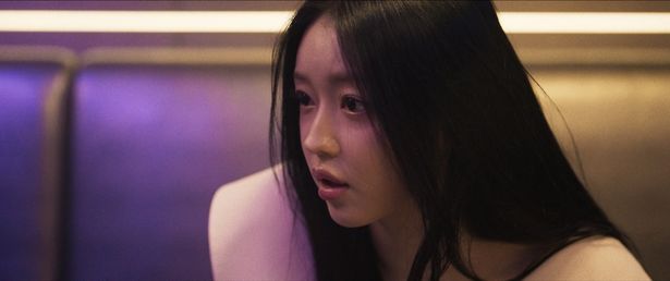 ト社長(キム・ソンチョル)の妻にも関わらず、とあるホストと親密な関係を築いているハギョン(ユア)