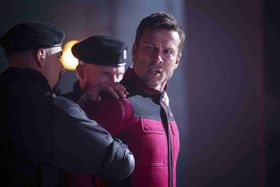 鋭い眼光を向ける「にらむグレパ」など緊迫の表情を捉えたグレン・パウエルの新規場面写真が解禁