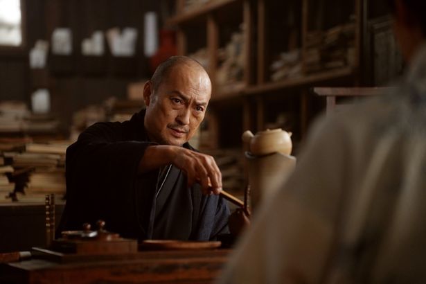 芝居小屋「森田座」で謀略を巡らせる立作者の金治(渡辺謙)