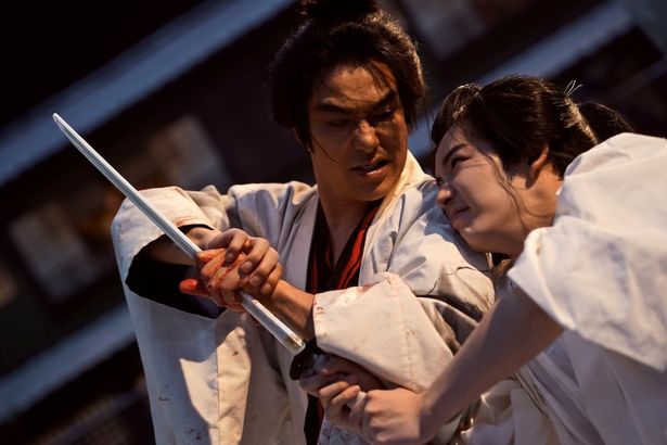 睨み合う菊之助(長尾謙杜)と作兵衛(北村一輝)