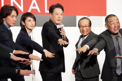 ドラマおなじみの「うえーい」の円陣を組んでフォトセッション。大杉漣さんへの感謝があふれた