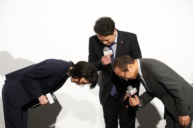 感謝を込め、天海祐希に深々とお辞儀をした