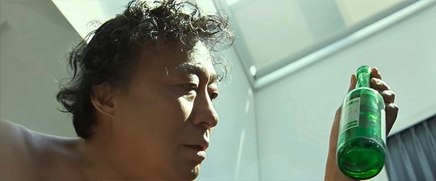 『しあわせな選択』ではイ・ビョンホン演じるマンスの就活のライバルを演じるイ・ソンミン