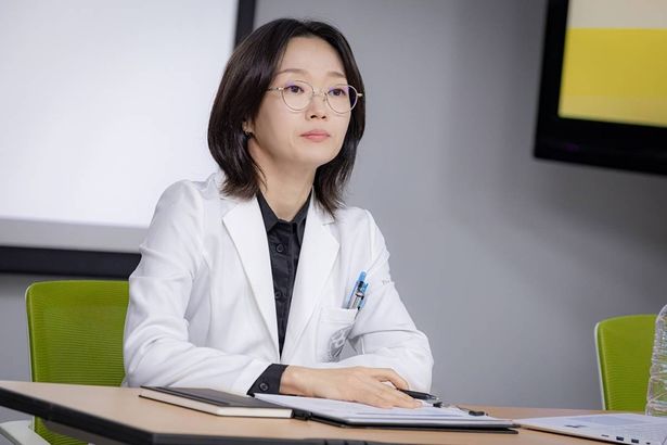 イ・ボンリョン演じるソ・ジョンミン教授は鬼教官としてレジデントたちを見守る「いつかは賢いレジデント生活」