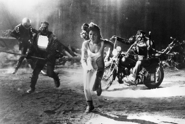 その辺にいる輩たちもおっかない！(『バトルランナー』)