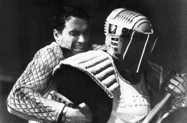 アイスホッケー姿のサブゼロ(『バトルランナー』)