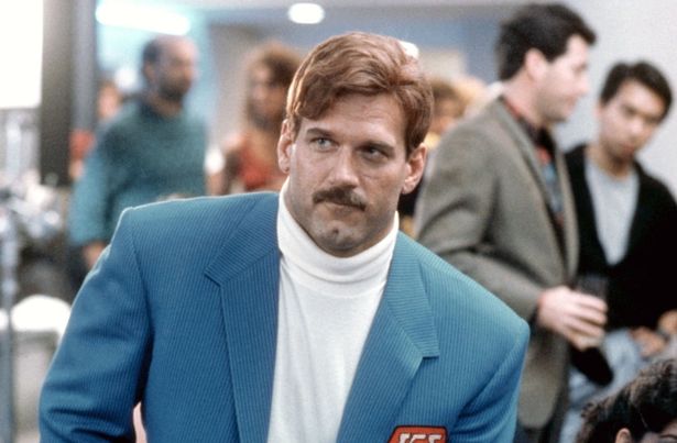 素手殺しにこだわるキャプテン・フリーダム(『バトルランナー』)