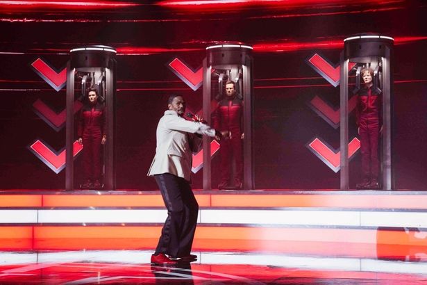 捕まれば即死の30日間の"鬼ごっこ"という残酷すぎるリアリティショーが展開！(『ランニング・マン』)