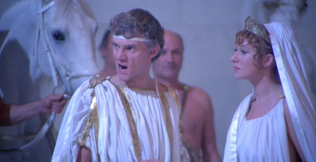 【写真を見る】淫乱女を妻に迎え、近親相姦に興じる暴君の悪行…すべては史実に基づくできごとだった!?