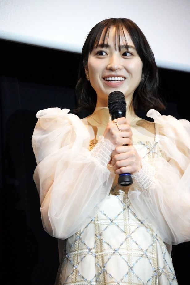 深冬を本の世界へ誘う謎の少女、真白役を演じた田牧そら