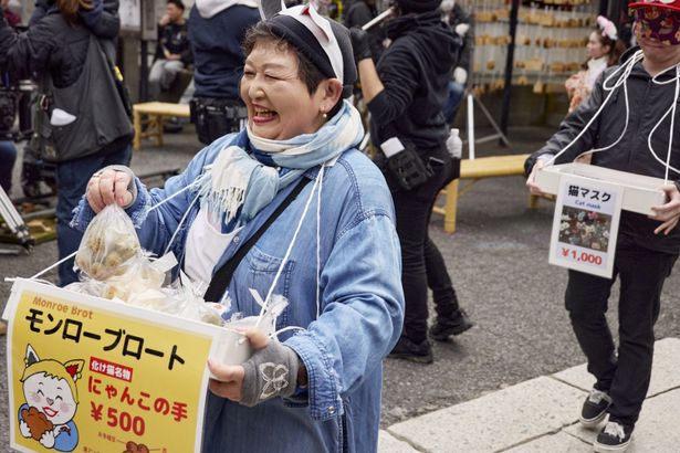 化け猫名物のにゃんこの手も販売中！