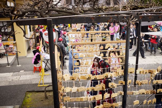 多くのエキストラたちが境内で待機中