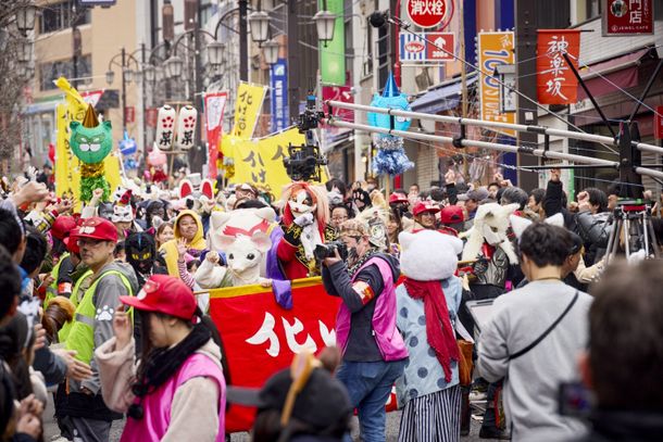 歩行者天国を利用した大迫力の「化け猫パレード」！