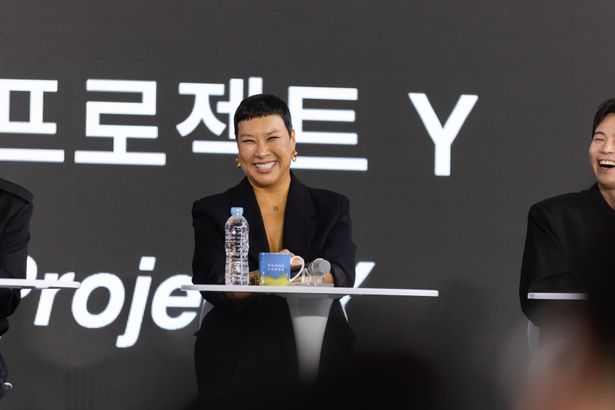 劇中では「牡牛」という名で恐れられるキャラの彼女も笑顔はキュート