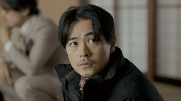 妻を亡くした主人公の浅岡信治(成田凌)