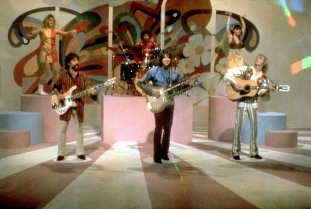 架空のヘビーメタルバンドの全米ツアーの模様をモキュメンタリー調で描いたライナー監督のデビュー作『スパイナル・タップ』