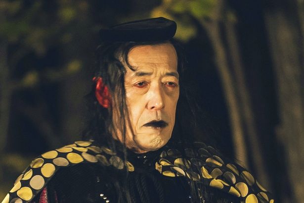 鳥水家の当主である鳥水を演じる嶋田久作