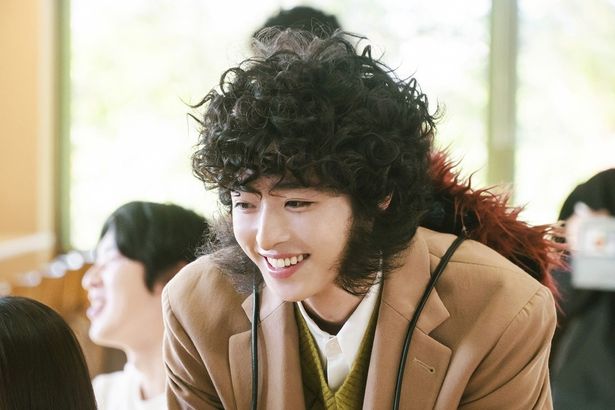 猫田東吉役には映画初出演となる谷原七音