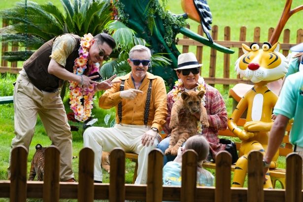 動物を前に顔がほころんでしまうかわいらしいジャッキーも存分に見ることができる