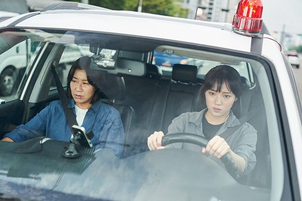 対照的な2人の女性刑事たちが、ある事件のため結託する(『ガール・コップス』)