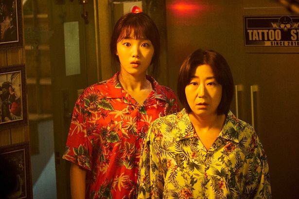 2人が、街に蔓延るデジタル性犯罪に立ち向かう様子を痛快に描きだす(『ガール・コップス』)