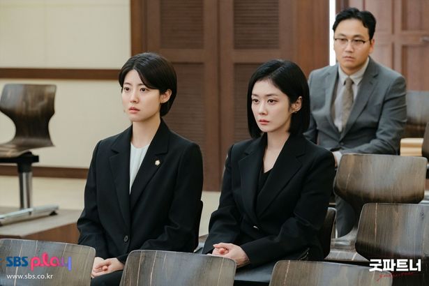 効率重視のウンギョンとまっすぐすぎるユリ。はじめは衝突してしまう(「グッド・パートナー〜離婚のお悩み解決します〜」)
