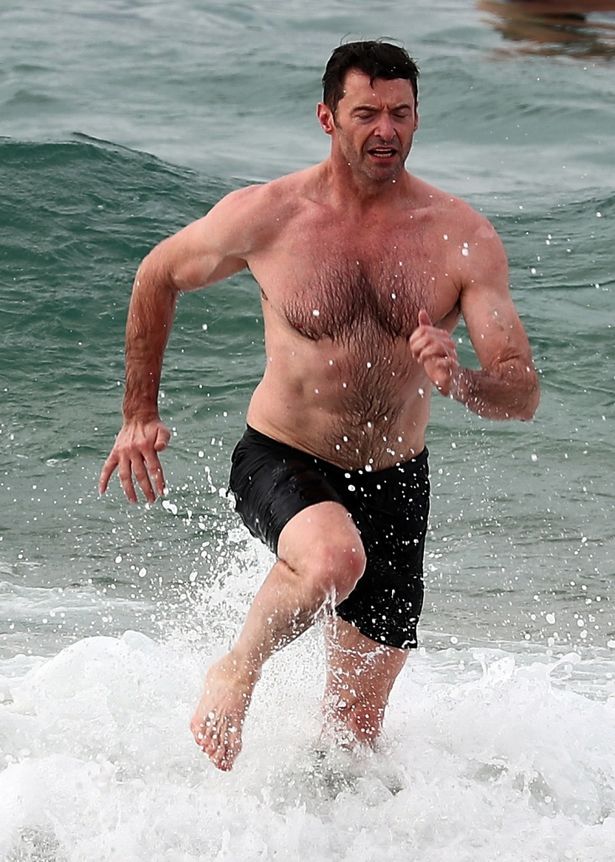 【写真を見る】49歳にしてこの肉体！ウルヴァリンそのものの筋肉を誇るヒューのヌード