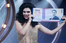 “巨大シュワちゃん紙幣”に本人も驚き!?『ランニング・マン』グレン・パウエル＆エドガー・ライト監督が表敬訪問